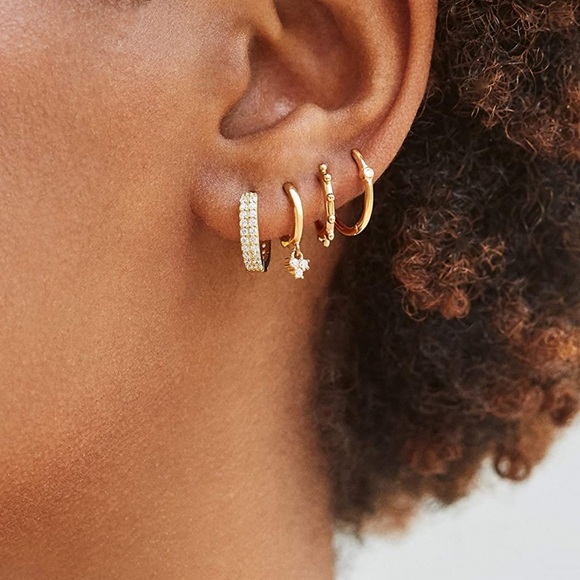 :: Delicate [GOLD] Pavé Huggie Hoops Rhinestone Huggie Hoops Minimalist - Picture 4 of 9